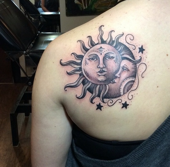 tatouage soleil, tatouage femme dos, la lune et le soleil ensemble et quelques étoiles