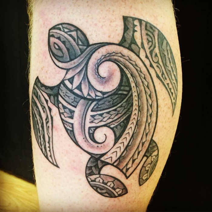 tatouage tahitien, tortue noire, motifs polynésiens, tortue composée de motifs géométriques