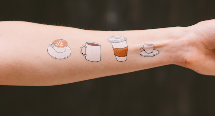 tatouage femme bras, dessin sur la peau en couleur, tattoo à design tasse de café