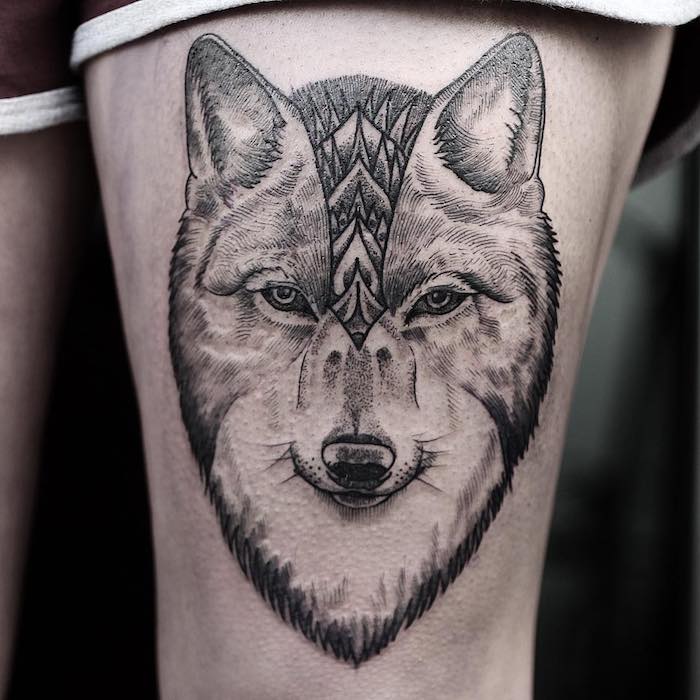 dessin tatouage, art corporel sur jambe, tattoo modèle féminin à tête de loup