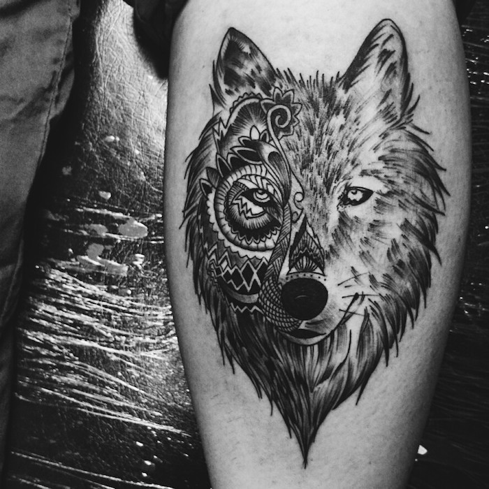 homme tatoué, art corporel à design tête de loup aux motifs florales et feuilles