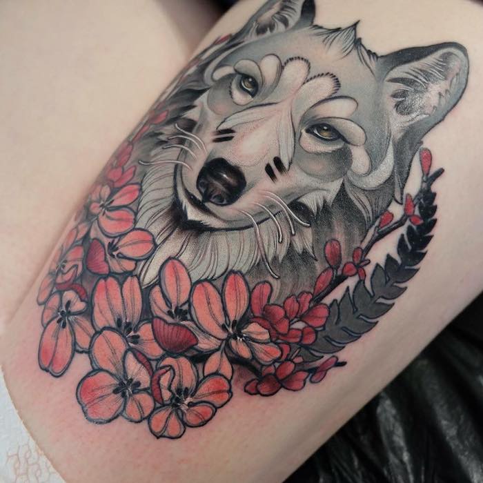 tatouage femme, art corporel en encre sur jambe, tatouage tête de loup et fleurs en rose