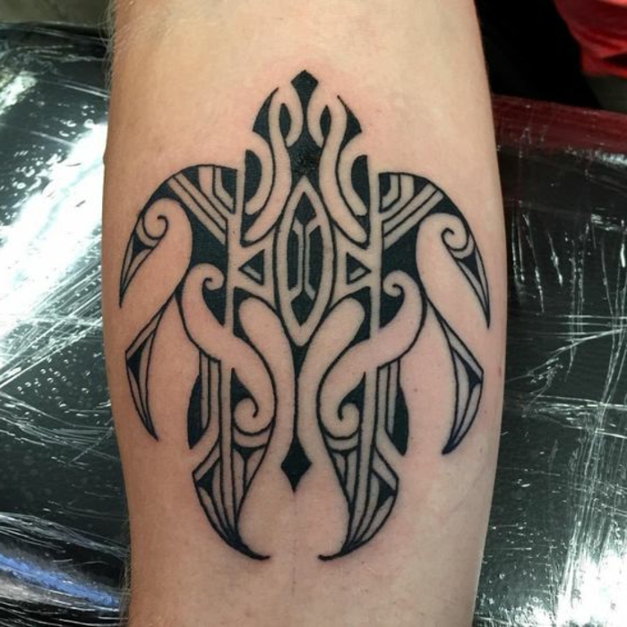 tatouage tortue maori, tortue schématique, encre noire, joli design de tatouage tortue