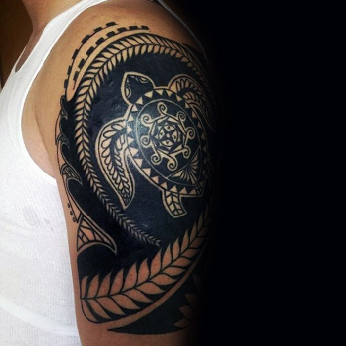 tatouage tortue maoru signification, tatouage bras sur une grande partie du bras