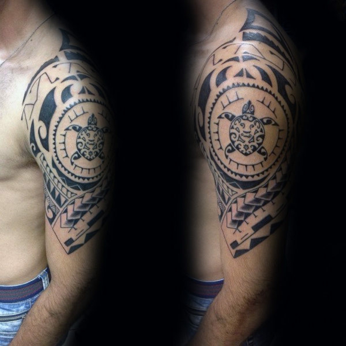 tatouage bras homme, tortues polénisiennes tatouées au bras, design de manche tatouage