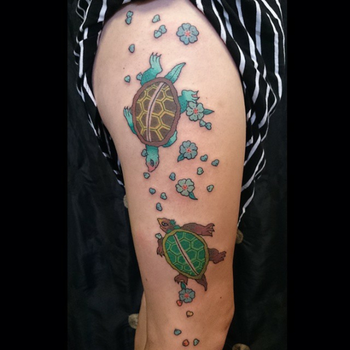 tatouage tortue bras, deux tortues et fleurs sur le bras, animaux symboliques