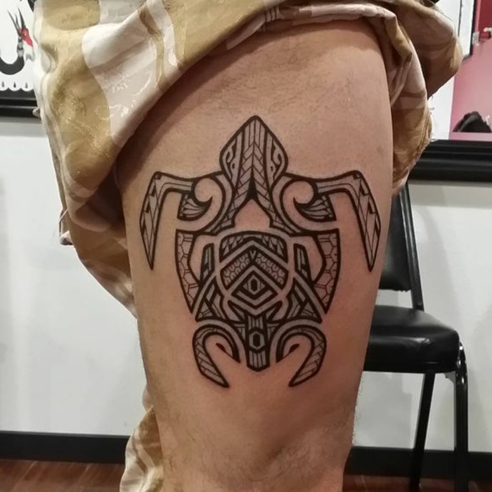tatouage tortue, tatouage encre noire, tatouage homme, tortue de mer