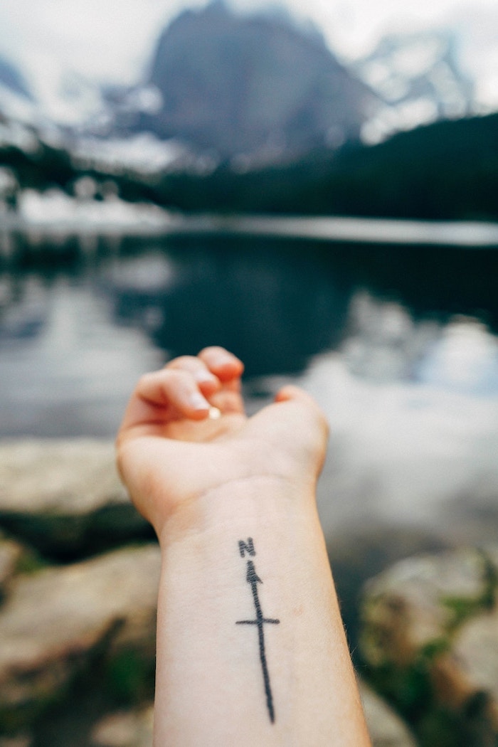 tatouage poignet femme, photo paysage naturel avec sommets de montagne enneigés et lac, main femme