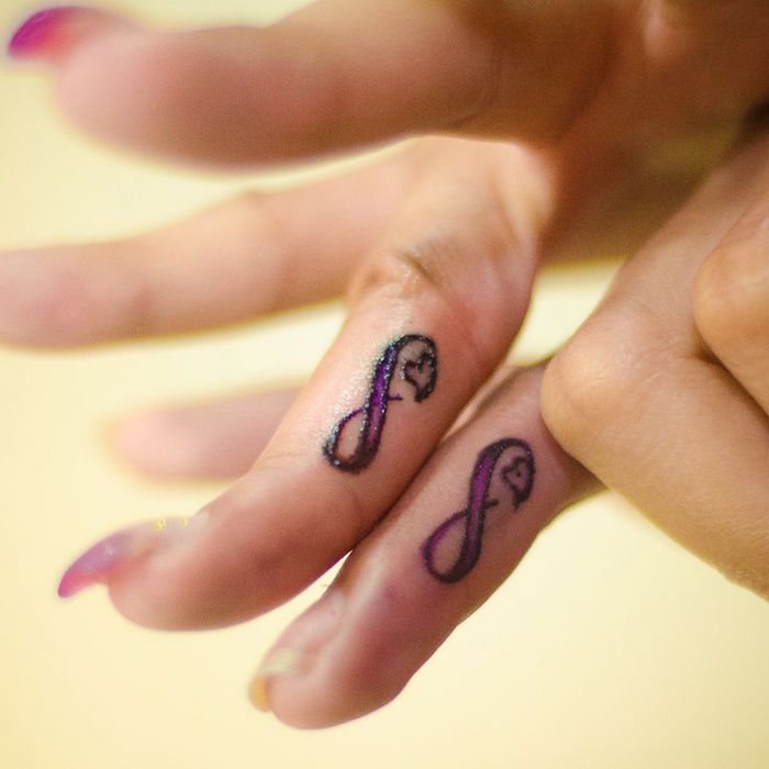 tatouages infini sur le doigt comme tatouage couple doigts