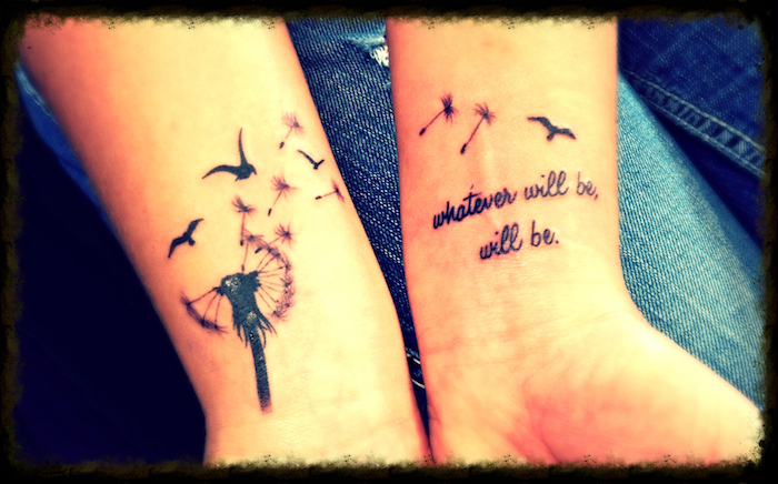 tatouages poignets pissenlits volant et oiseaux