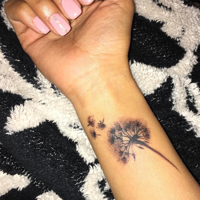 dessin tatouage fleur sur le poignet style pissenlit qui vole