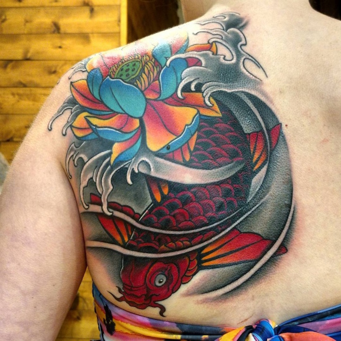 tatouage omoplate homme symbole japon tattoo épaule couleur yakuza carpe koi