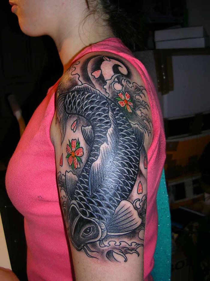tatouage poisson koi épaule femme tattoo carpe noir et blanc