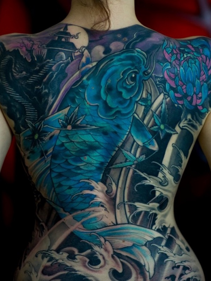 tatouage dos entier femme tattoo japonais yakuza bleu poisson carpe koi