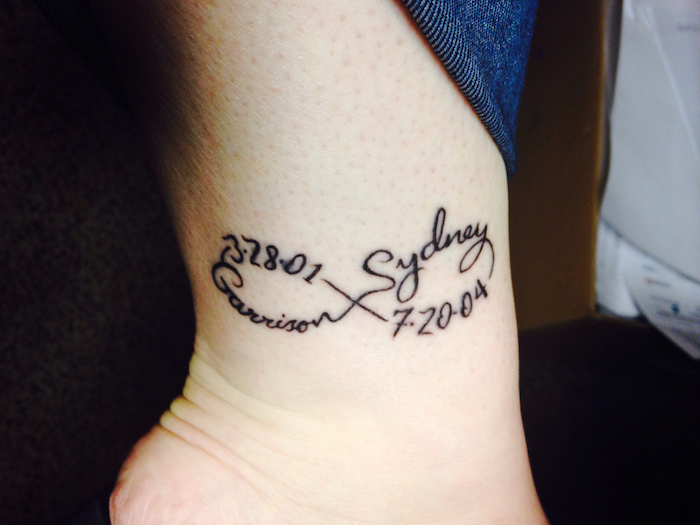 tatouage de cheville symbole l'infini tattoo prénom date de naissance pied