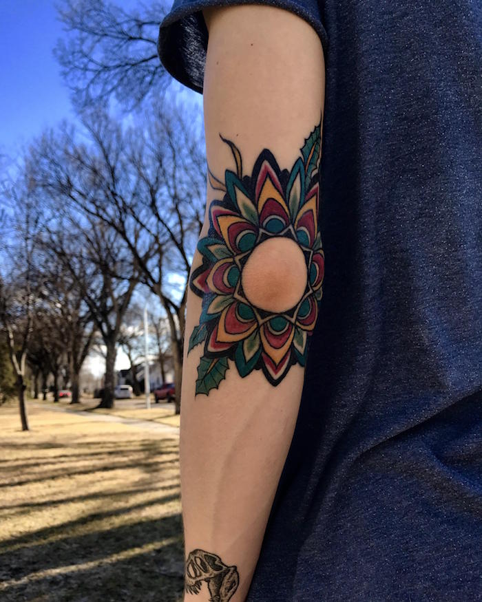 tatouage sur le coude tattoo bras femme couleurs