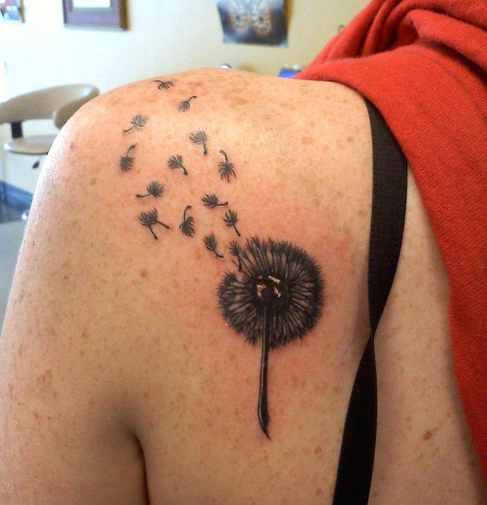 pissenlit fleur tattoo modele de tatouage sur l épaule femme