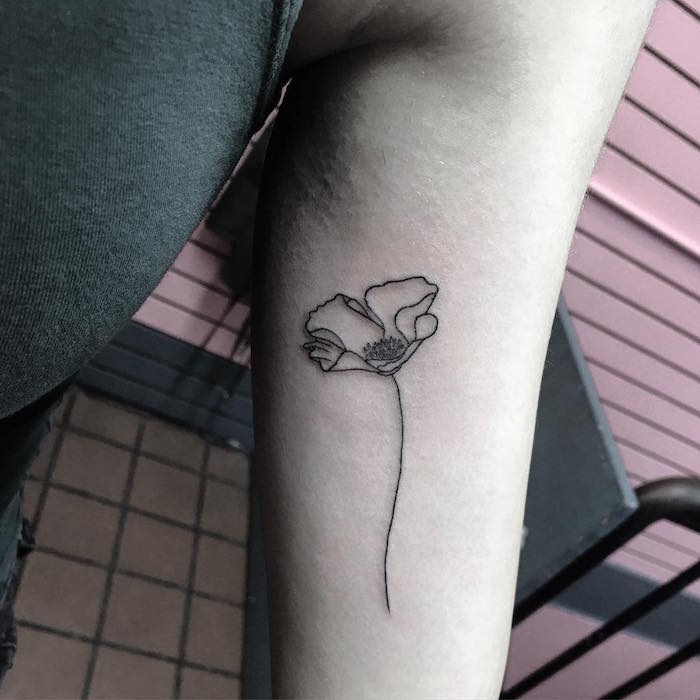 petit tattoo fleurs discret tatouage fleur noir et blanc minimaliste bras