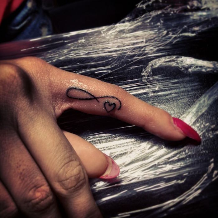 tatouage infini et petit coeur sur le doigt comme modele tattoo doigts femme