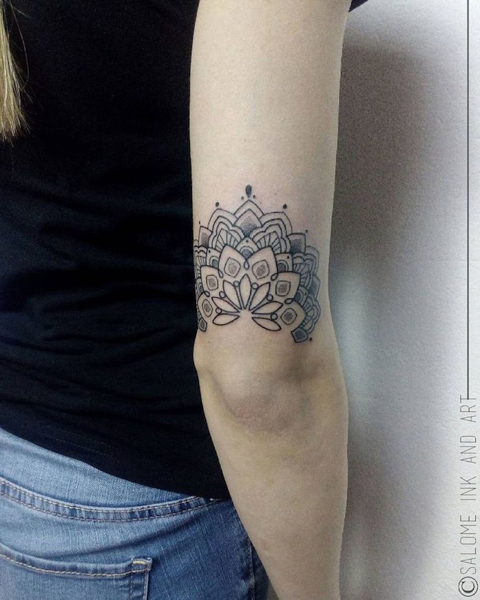 modele petit tattoo pour femme de mandala fin au coude