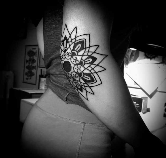 tatouage mandala tattoo coude femme noir et blanc