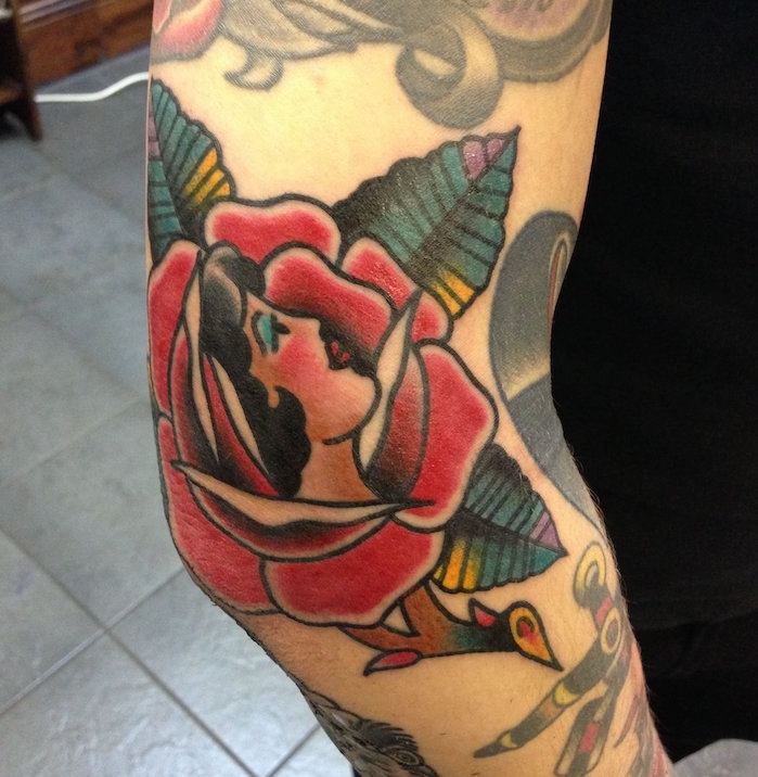 tattoo de coude rose rouge style old school tete de femme