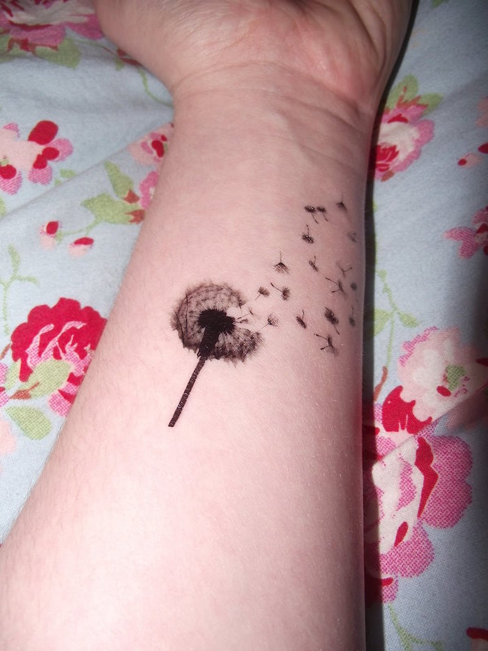 modele tatouage fleur sur l avant bras tattoo pissenlits