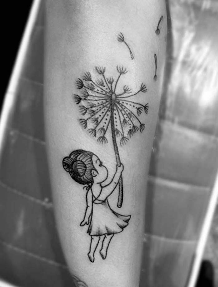 tattoo petite fille enfant et pissenlit tatouage sur le bras femme