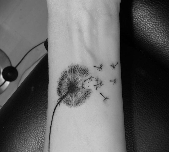 dessin tatouage fleur pissenlit volant sur le poignet