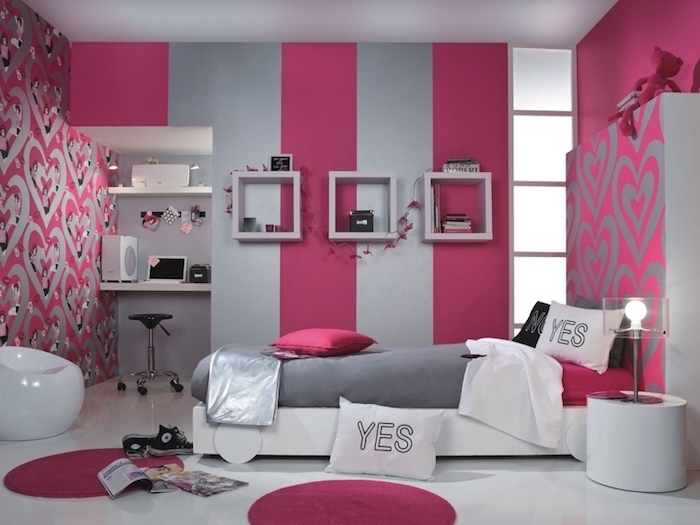deco chambre fille, papier peint rayé en rose et gris, déco murale à motifs coeurs, lit blanc avec couverture grise foncé