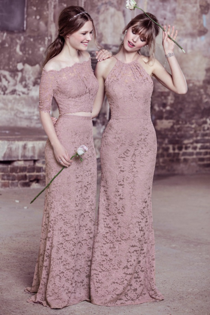 deux jolies modèles de maxi robes demoiselles d'honneur en dentelle couleur vieux rose