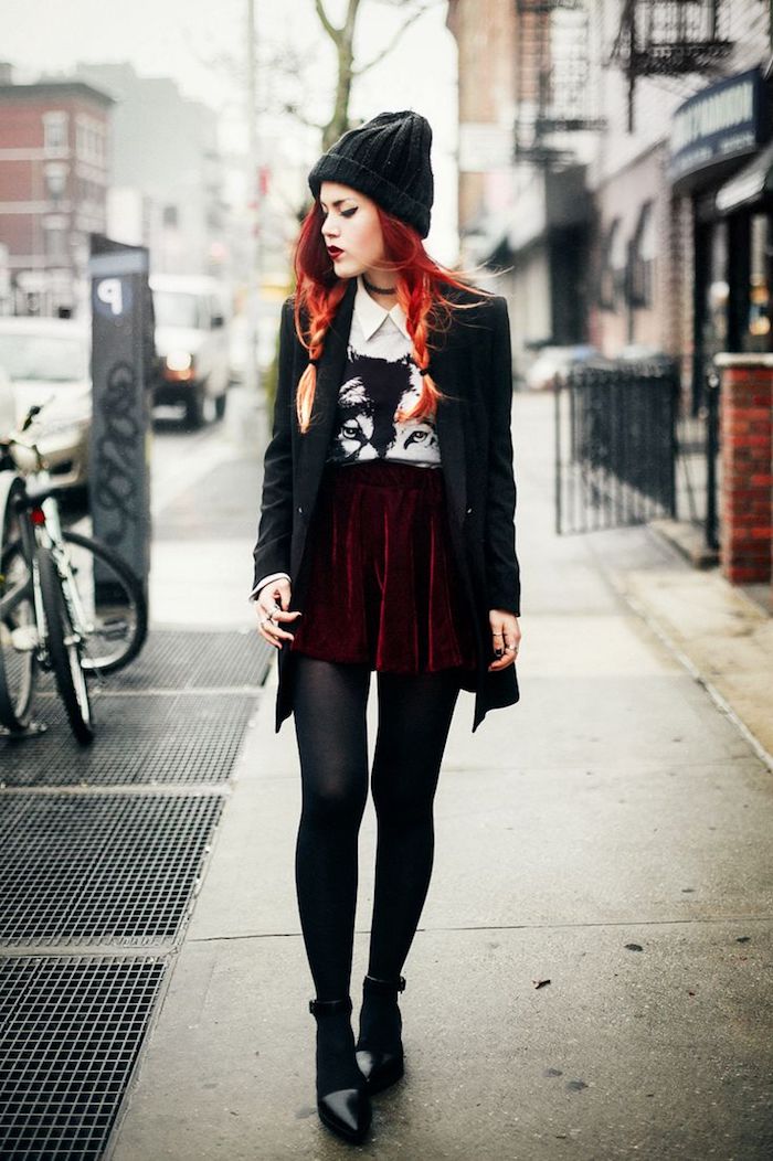 coiffure avec tresses, coloration de cheveux rouge pastel, bonnet en crochet noir, jupe en velours avec chemise blanche