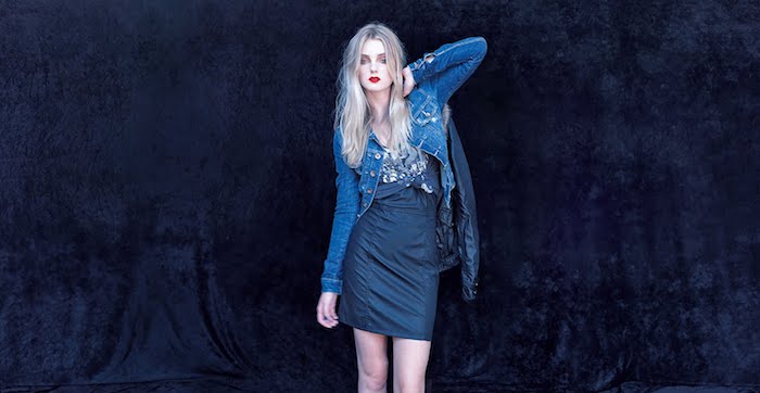 tendance fashion, cheveux longs blonds avec racines foncés, veste en denim avec robe bleu foncé