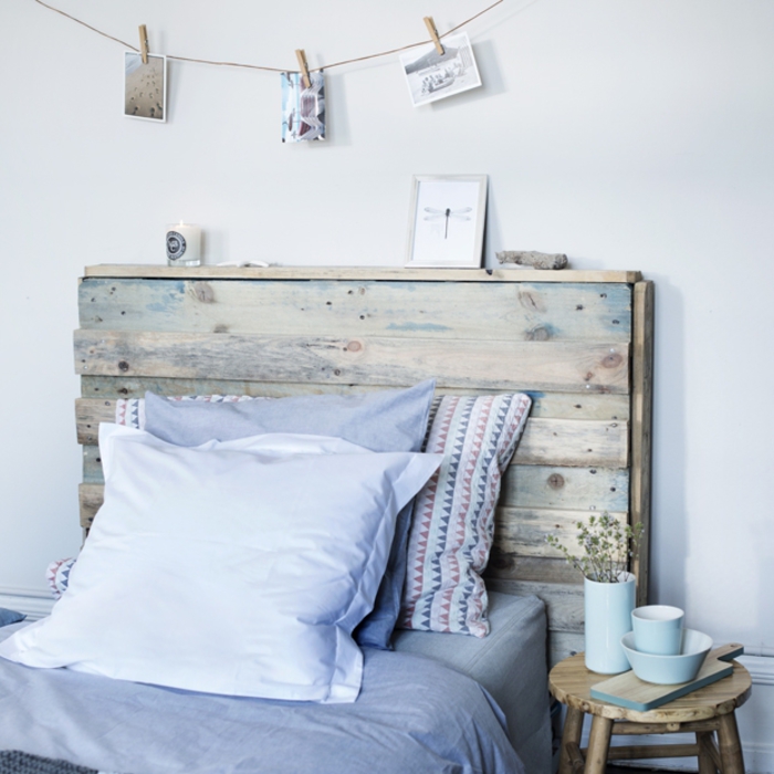 une chambre à coucher de style scandinave aux nuances pastel et en bois récup, idée pour une tete de lit en palette a faire soi meme