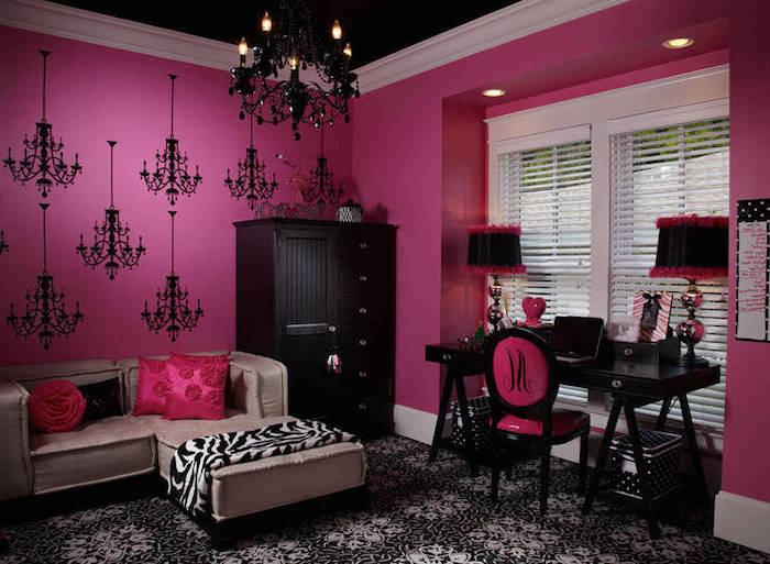 rouge framboise, chaise en rose foncé et noir, lustre en cristaux noire, plafond noir et murs rose foncés