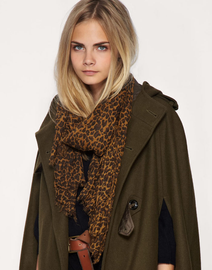 tie-and-dye-cheveux-mi-long-écharpe-longue-a-motifs-panthere-manteau-khaki-pour-femme couleur cheveux blond miel, blouse et pantalon noir avec ceinture en cuir marron, veste kaki avec boutons noirs
