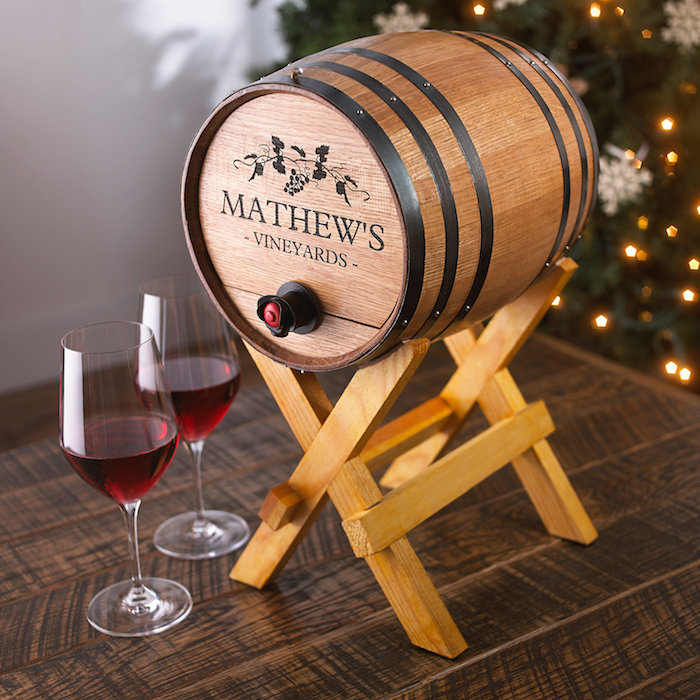 tonneau en bois miniatures pour conserver du vin avec des verres à vin à côté, fête des grands pères idée cadeau
