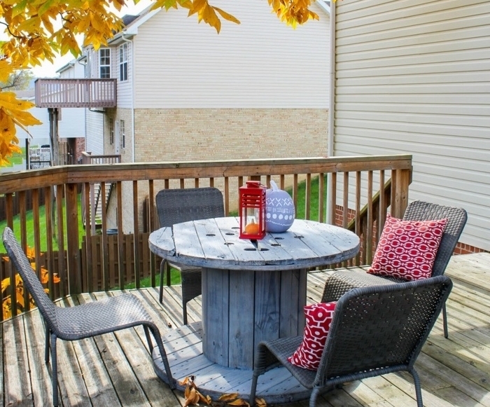 touret bois deco simple sur une terrasse en bois de teck, une table en touret exterieur avec des chaises de jardin, idee deco recup