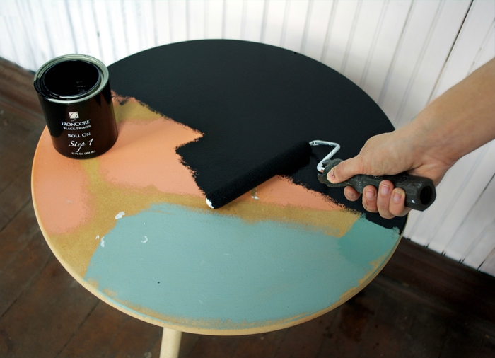 projet de relooking meuble original avec de la peinture, une table basse au design moderne avec son effet marbre