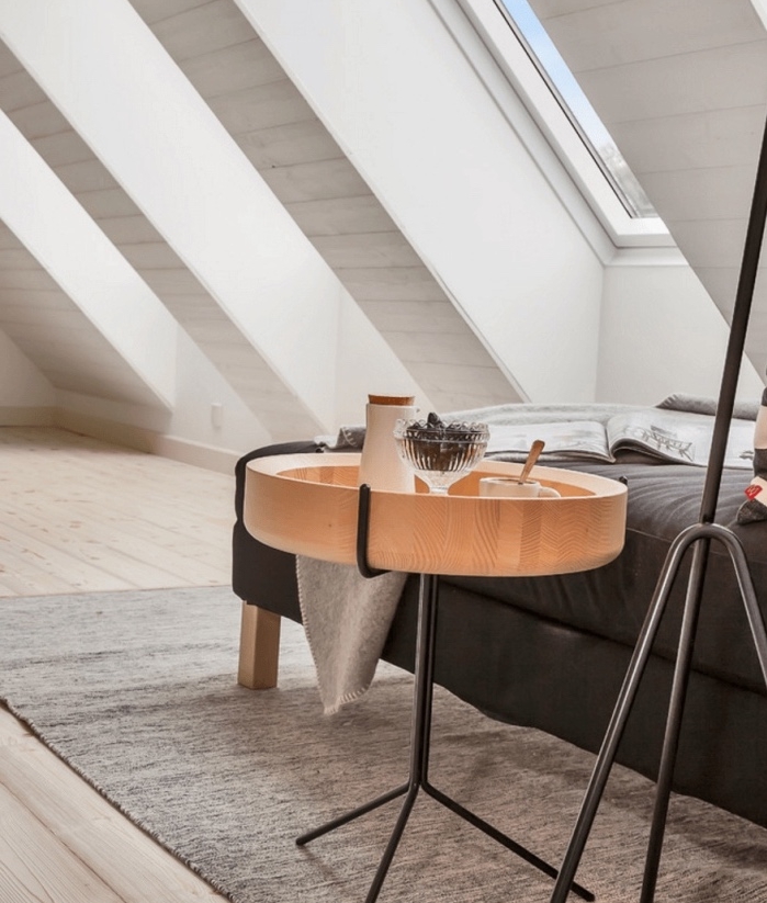 idée de meuble scandinave, table basse en metal et bois, canapé gris anthracite, tapis gris et parquet clair, murs blancs