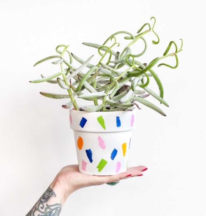 diy pot de fleur repeint en blanc et customisé de motifs au feutre coloré, idée créative récup de cache-pot pour conserver ses plantes