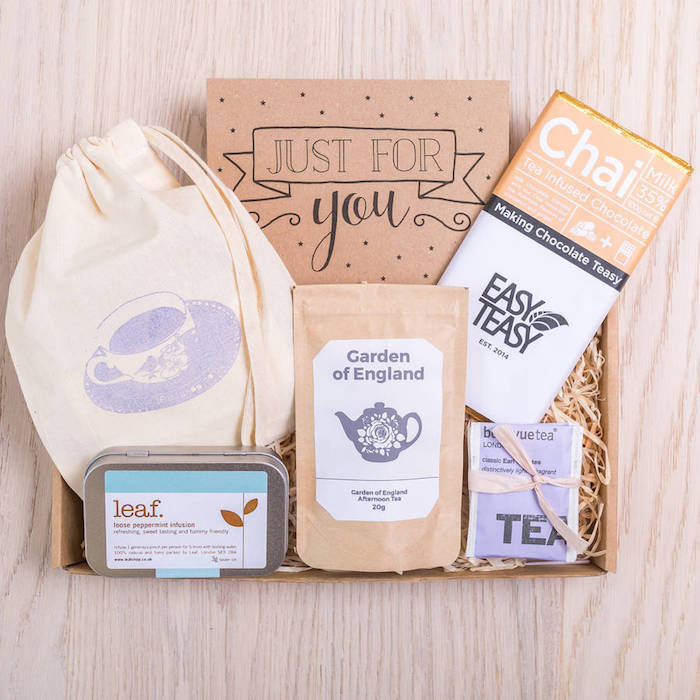 idée de boîte à thé en bois, remplie de différentes sortes de thé dans sacs, sachets et petites boîtes