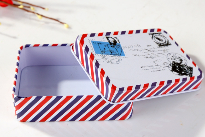 une boîte à lettres vintage en blanc, rouge et bleu pour conserver lettres et cartes postales, cadeau fete des grand peres