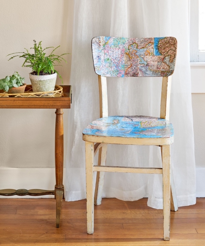 idée de chaise récupérée, décorée, technique de découpage avec une vieille carte du monde, parquet clair et table basse en bois, deco fait maison