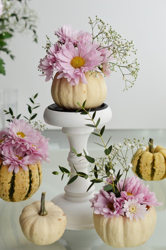 deco automne a faire soi meme dans de citrouilles vidées et transformées en vase de fleur avec bouquets dedans
