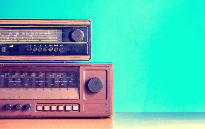 radio vintage marron et noir, une idée de cadeau fete des grands peres pour écouter de la musique