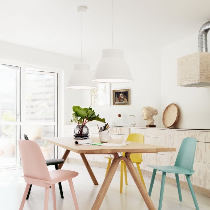 maison scandinave avec salle à manger avec table en bois massive, chaises jaune, bleu et rose pastel, façade cuisine en bois, decoration vintage