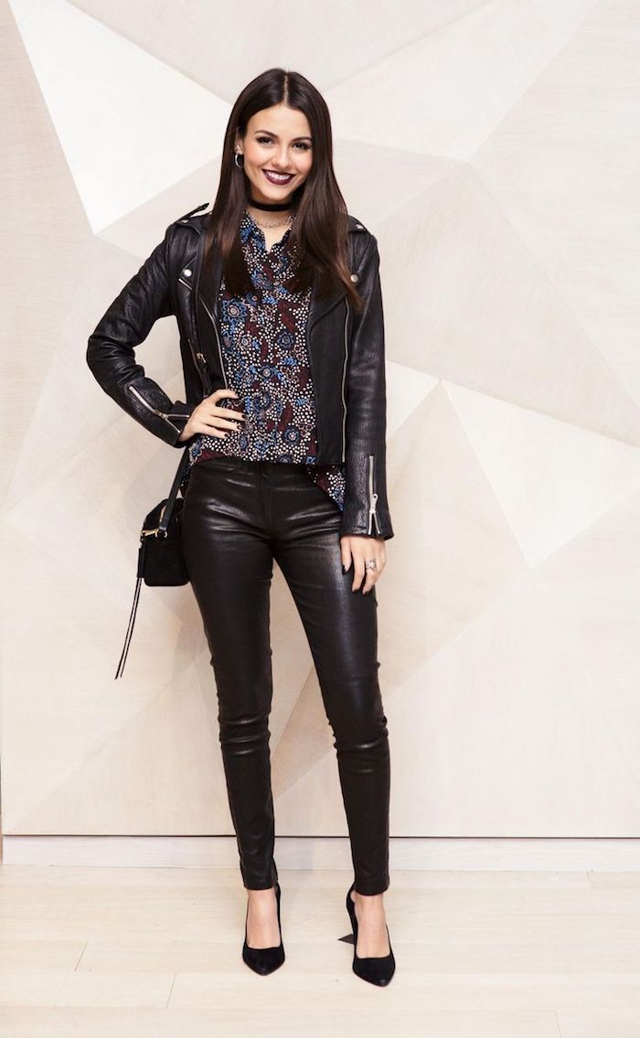 look total noir avec veste et pantalon en simili cuir pour femme, chemise motifs floraux en nuances foncées