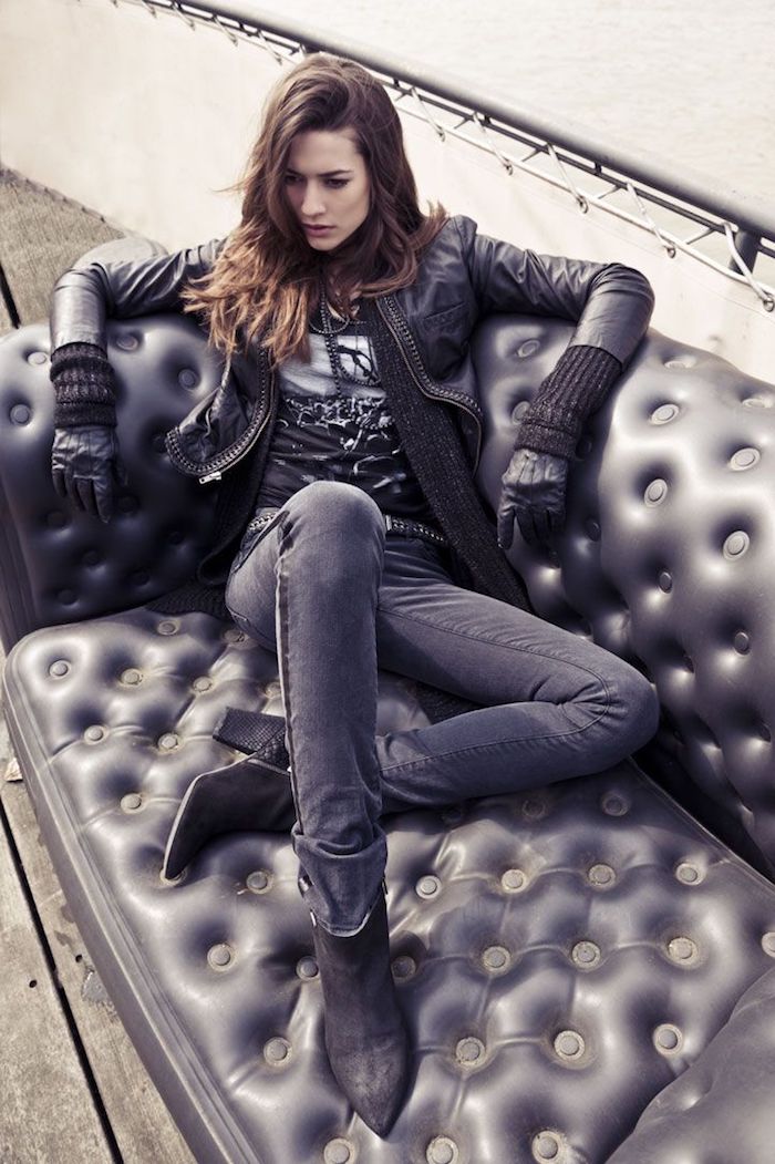 tenue chic motocross pour femme, bottines en velours avec pantalon slim foncés, coupe de cheveux longs et marron