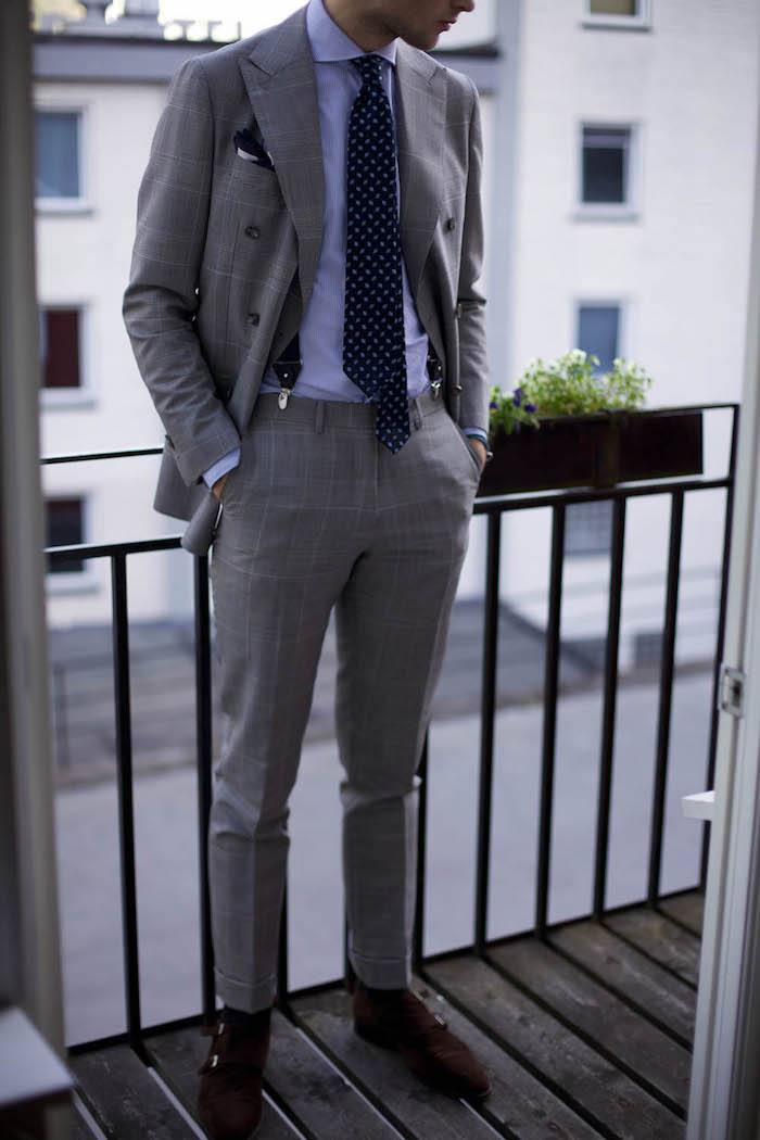 look homme, chemise en bleu claire avec pantalon et blazer gris, tenue homme d'affaires